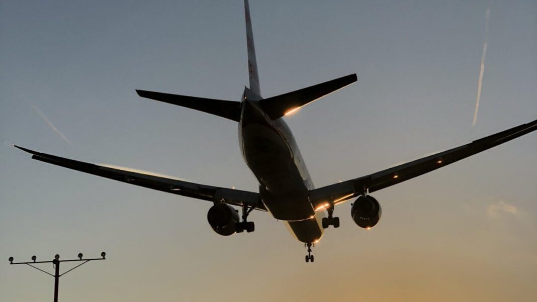 Quelles démarches pour obtenir le Visa pérouvien ? Avion en approche pour atterrir à l'aéroport au coucher du soleil.