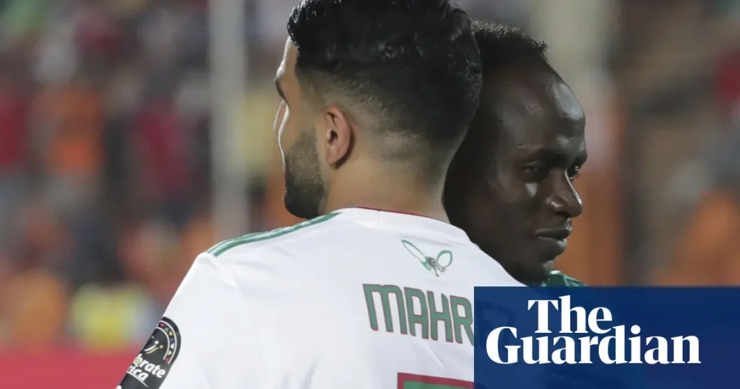 Mahrez ou Mané : Voici l’équipe type de l’UEFA de la saison 2021-2022 Mahrez et Mané en duel lors d'un match UEFA 2021-2022.