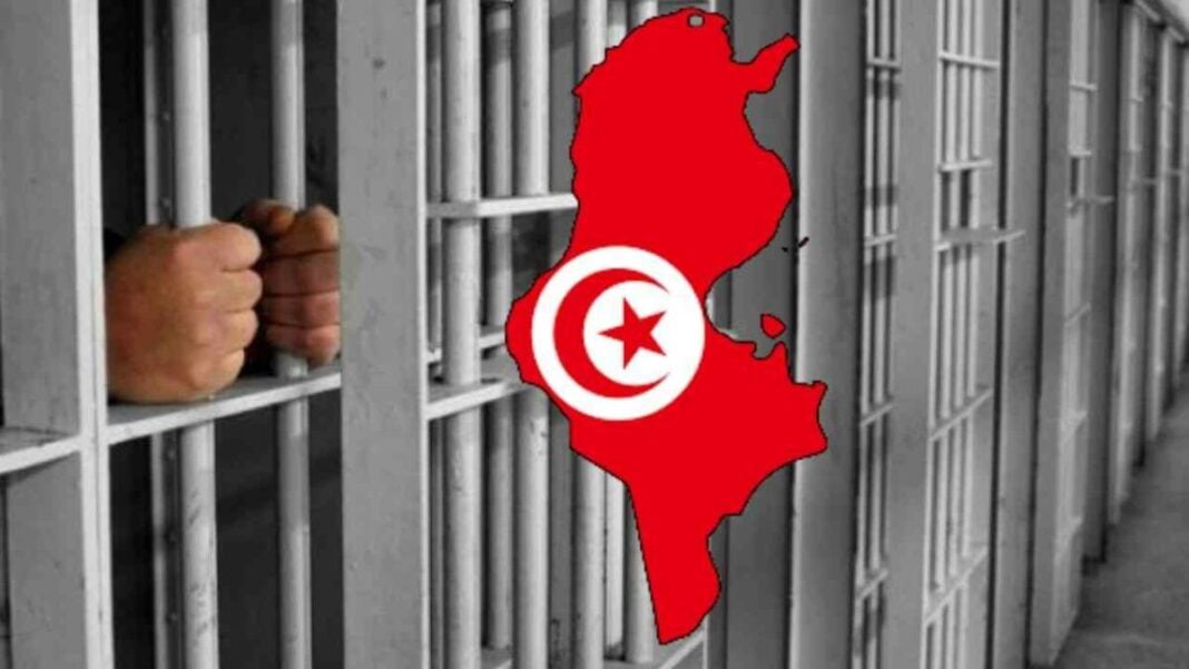 Prison en Tunisie pour des athlètes algériens Prison en Tunisie avec des mains derrière les barreaux.