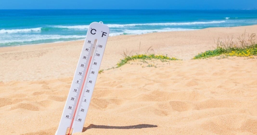 Température sur la plage en Algérie Thermomètre indiquant une température élevée sur la plage algérienne.