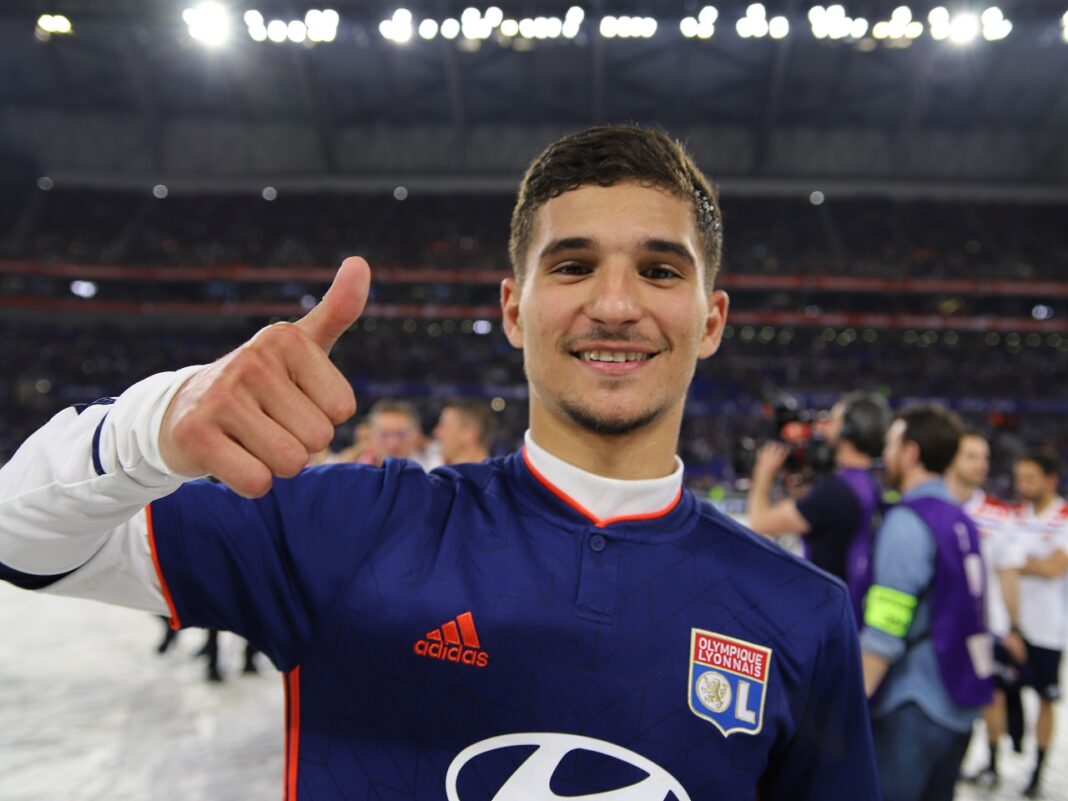 Équipe d’Algérie : Découvrez le message de Aouar qui enflamme la toile Aouar en tenue de football, souriant et faisant un geste de pouce levé.