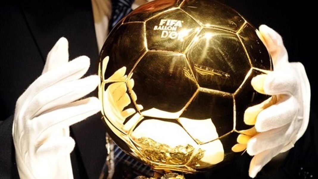 Découvrez ici la date de la cérémonie du Ballon d’Or 2022 Ballon d'Or 2022 en or brillant tenu par un homme en costume.