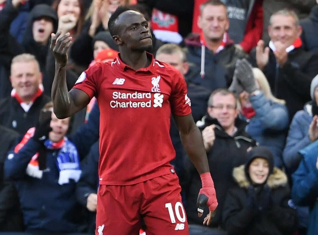 Officiel, Mané va quitter Liverpool pour…! Sadio Mané en action lors d'un match de Liverpool, portant le maillot rouge emblématique.