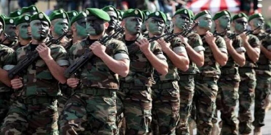 Trois militaires blessés dans le sud de l’Algérie Soldats militaires en formation dans le sud de l'Algérie.