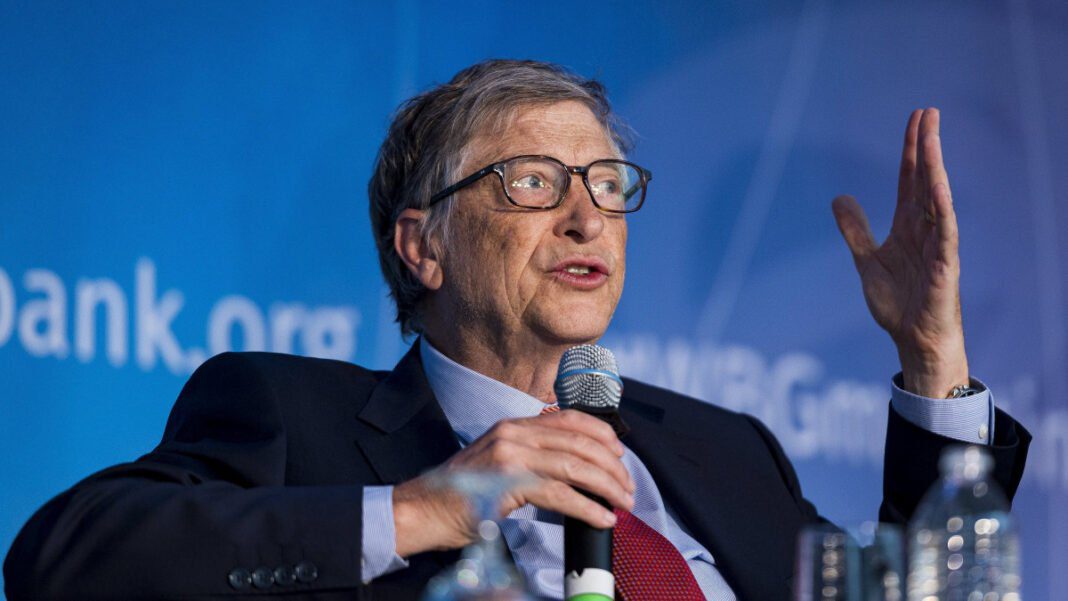 Bill Gates met en garde contre la possibilité d’une nouvelle mutation corona « plus mortelle » Bill Gates lors d'une conférence, parlant de la mutation du coronavirus.