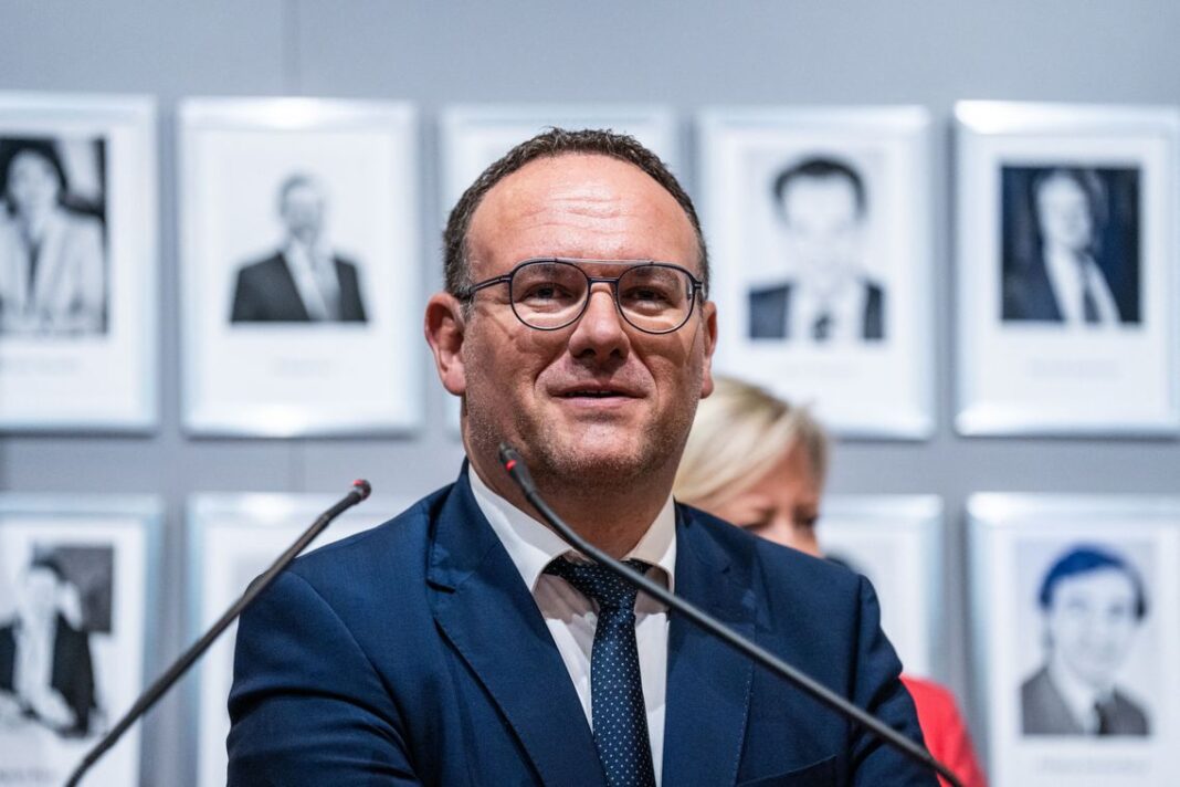 Accusé d’agression sexuelle : Damien Abad ministre français de la solidarité réagit… Damien Abad, ministre français, lors d'une conférence de presse.