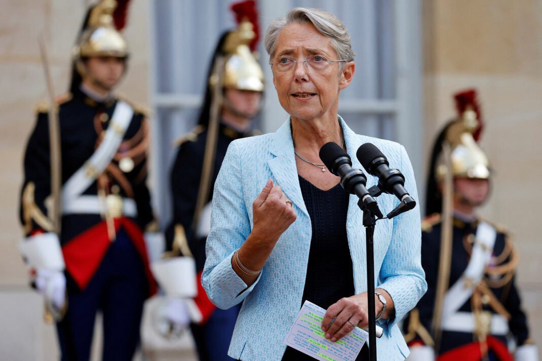 Élisabeth Borne en Algérie : Quelles sont les décisions concrètes de cette visite Élisabeth Borne lors d'une déclaration officielle avec garde royale en arrière-plan.