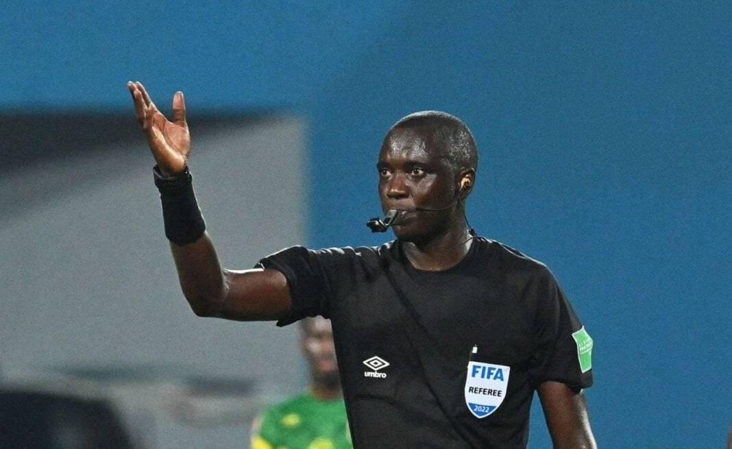 Arbitre de football lors du Mondial 2022 Arbitre de football en action lors du Mondial 2022 au Qatar.