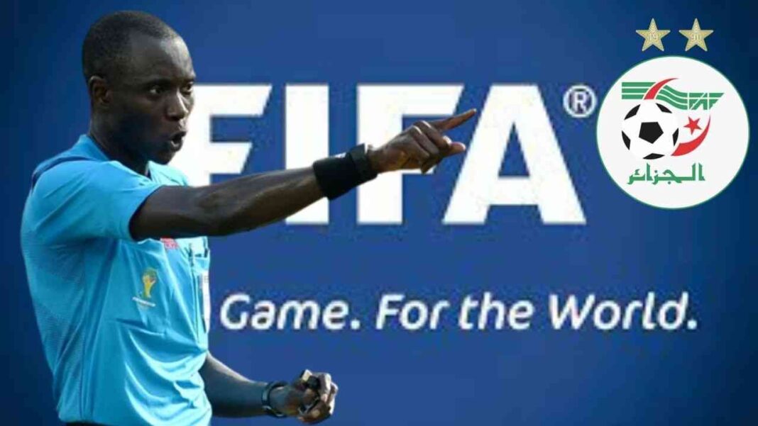 Arbitre FIFA en pleine décision lors d'un match.