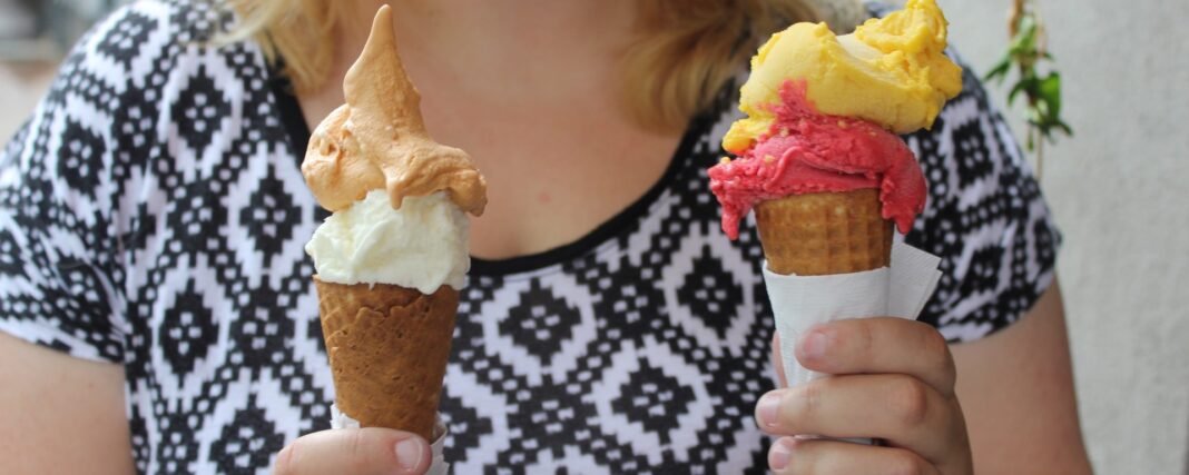 Incroyable : Hormones d’engraissement de veaux retrouvé dans la crème glacée Deux glaces à la vanille et aux fruits dans un cornet.