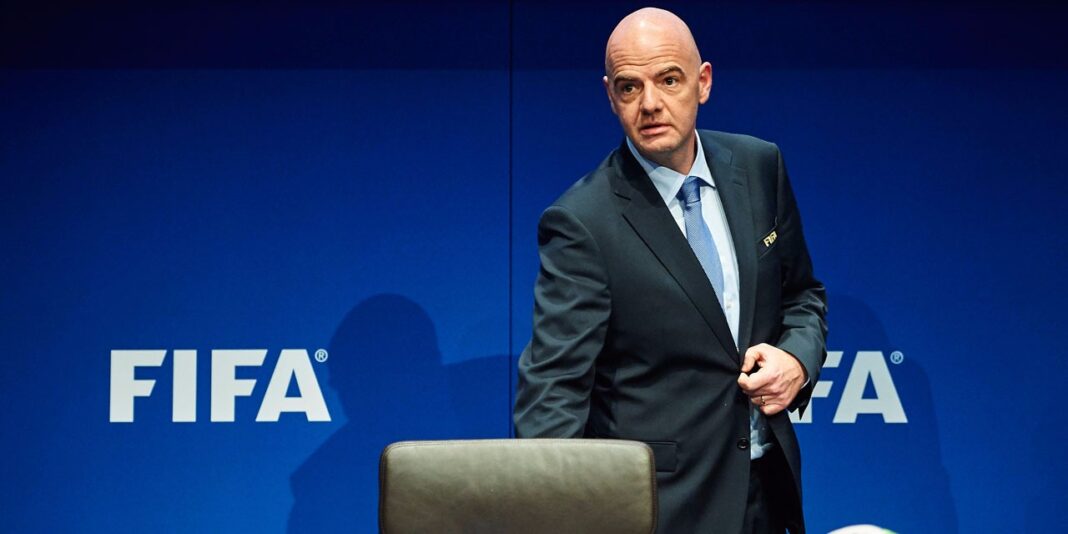 Officiel, affaire Gassama: le verdict de la Fifa serait tombé Homme en costume devant un fond FIFA, contexte officiel.