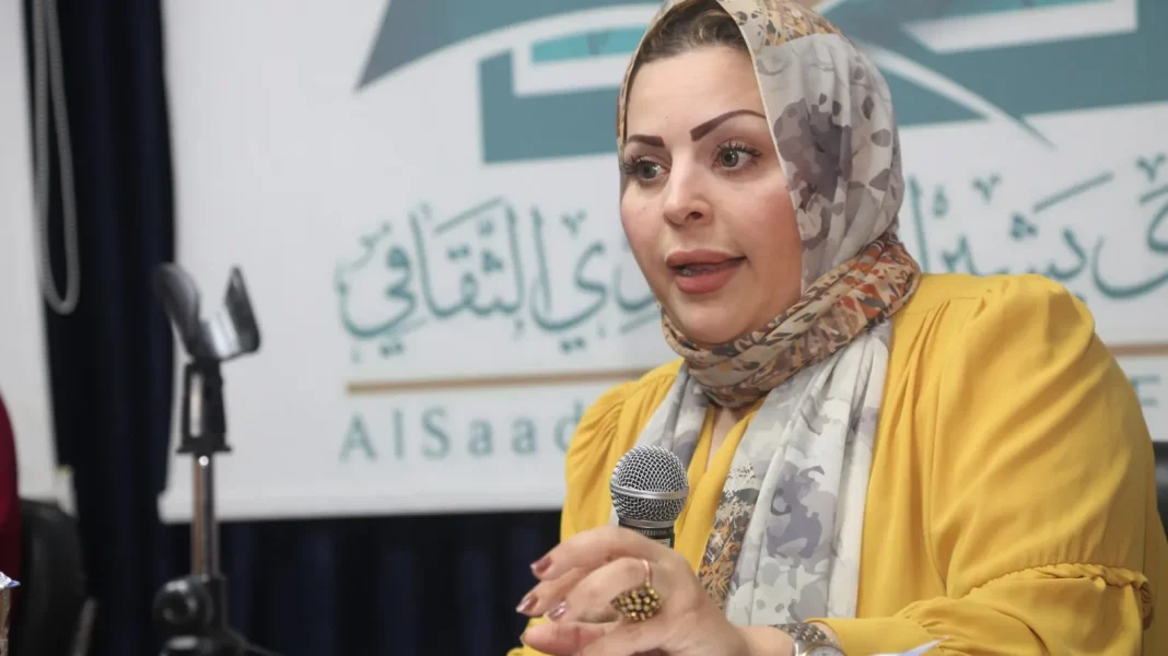 Voici comment un ministre libyen a répondu à la nouvelle de l’égalité des sexes dans l’héritage… Femme parlant lors d'une conférence sur l'égalité des sexes en Libye.