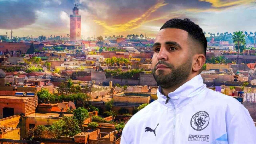 Riyad Mahrez profite d'une vue panoramique sur Marrakech au coucher du soleil.