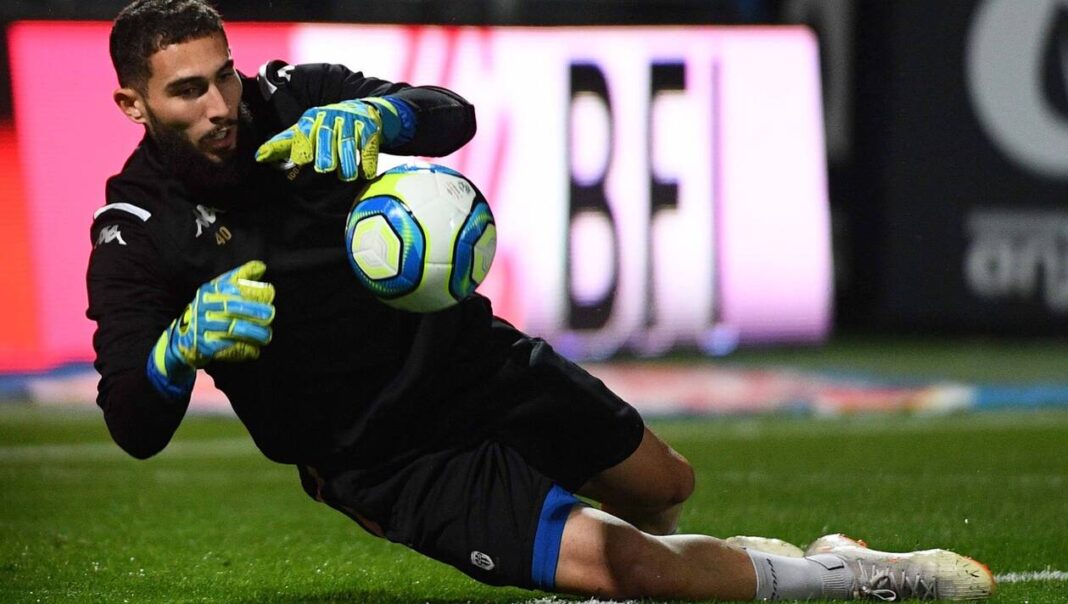Équipe d’Algérie : le jeune portier Anthony Mandrea lance un message à Belmadi Jeune gardien de but en pleine action avec le ballon lors d'un match de football.