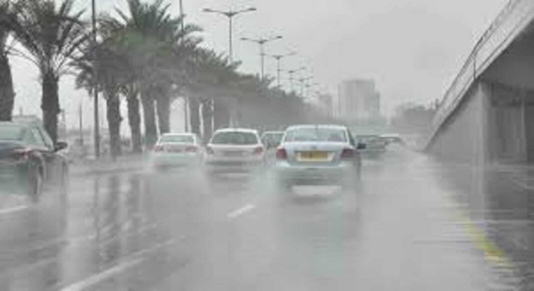 Météo : De fortes vagues s’annoncent sur 4 wilayas du nord ce 11 juillet Voitures sous la pluie forte sur une route urbaine en Algérie.