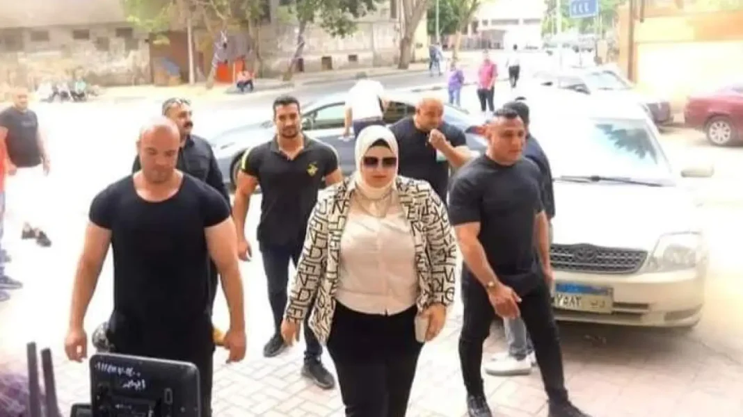 Un enseignant égyptien, accompagné de 20 gardes du corps… Groupe de personnes avec une femme en hijab et des hommes en civil.