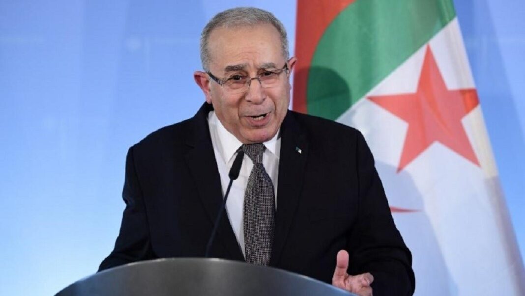 Tebboune à pied d’œuvre pour l’édification de l’Algérie nouvelle, selon Lamamra Président Tebboune parlant lors d'une conférence en Algérie.