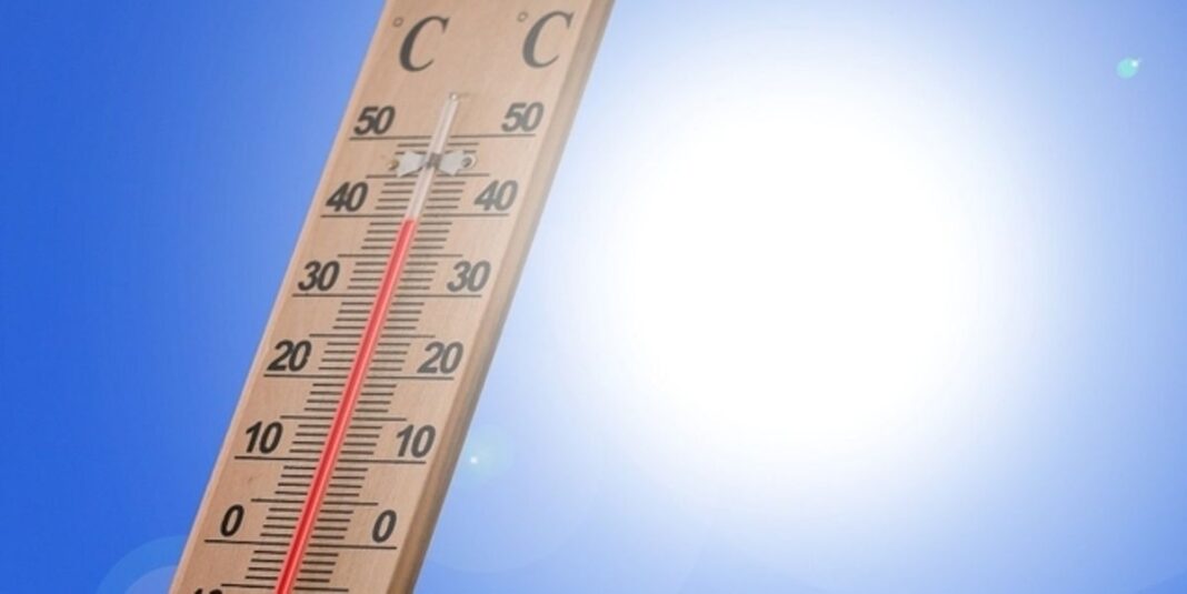 Thermomètre indiquant une forte chaleur en plein soleil.