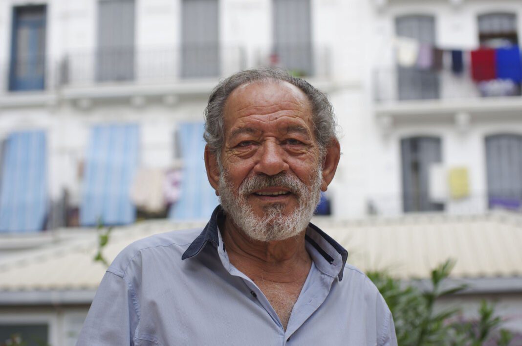 Algérie : le grand acteur Ahmed Benaissa est décédé lors d’un événement culturel Homme âgé avec barbe souriant en extérieur urbain.