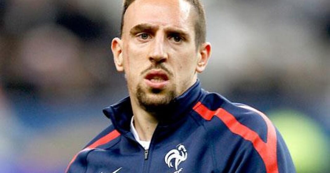 Photo de Franck Ribéry lors d'un match de football avec l'équipe de France.