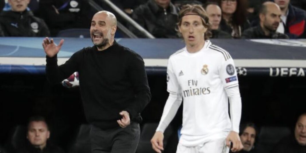 Entraîneur Pep Guardiola et joueur de Manchester City lors du match.