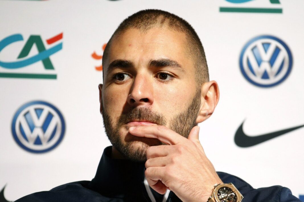 Voici ce que pense Benzema sur l’affaire Mbappé au PSG Karim Benzema réfléchissant lors d'une conférence de presse au PSG.