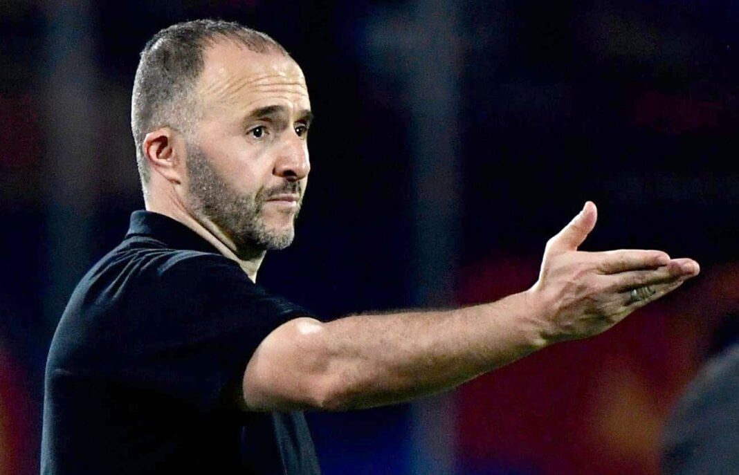 Entraîneur Belmadi donnant des instructions sur le terrain.