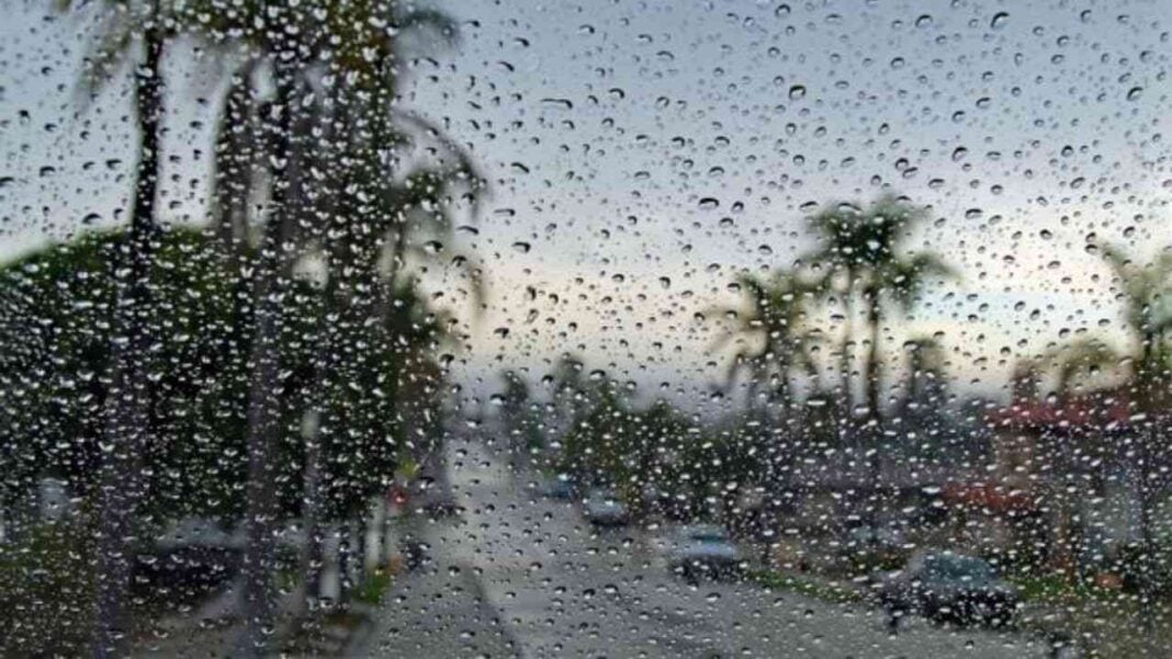 Violents orages attendus dans ces wilayas Vitre embuée avec pluie et orages en arrière-plan en Algérie.