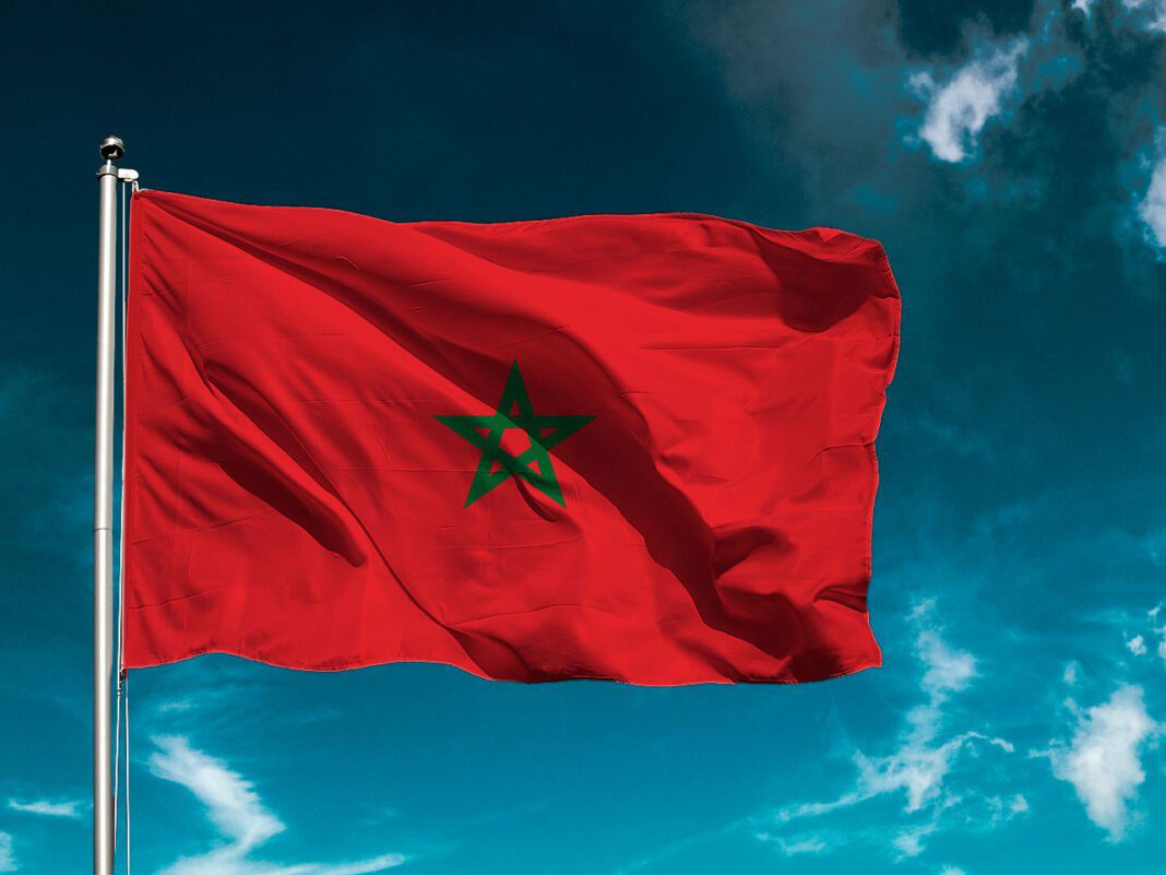 Le Maroc va disparaitre selon un journaliste… Drapeau du Maroc flottant dans le ciel avec nuages.