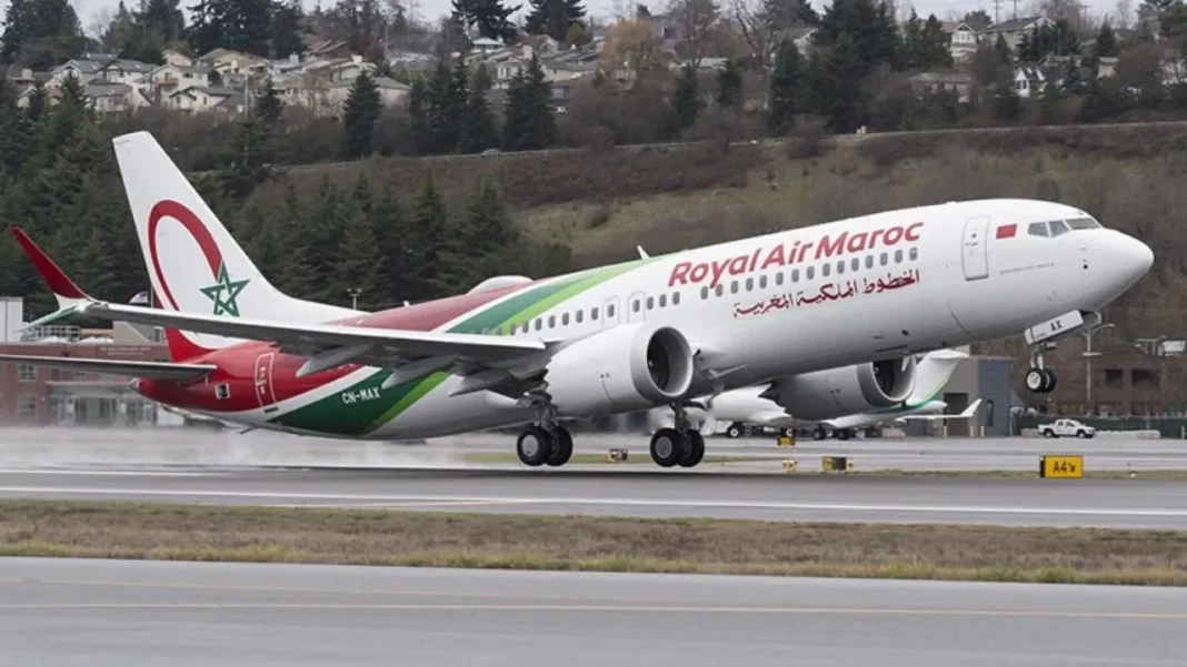 Avion Royal Air Maroc sur la piste d'atterrissage en mouvement.