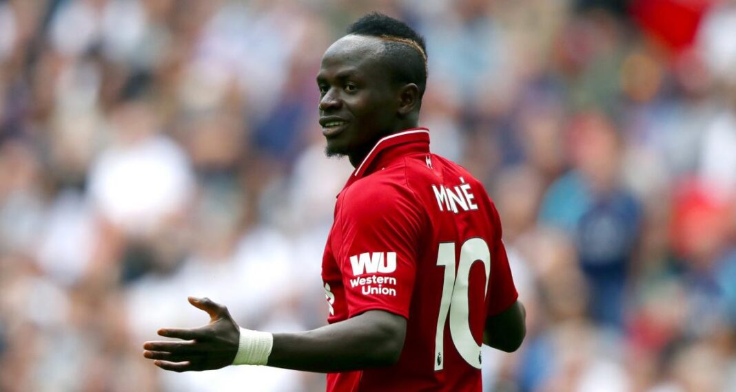 Sadio Mané ne sera pas Ballon d’Or car il est africain…selon Mabrouck Rachedi Sadio Mané en maillot rouge avec le numéro 10, sur le terrain.
