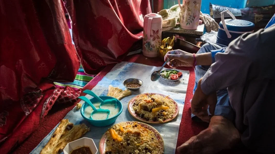 Les talibans empêchent les couples mariés de s’asseoir ensemble dans les restaurants Couple partageant un repas dans un restaurant traditionnel au Maghreb.