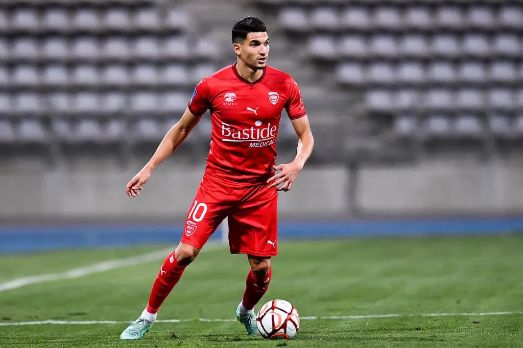 Zinedine Ferhat ouvre le feu sur son club Nîmes… Zinedine Ferhat en train de jouer au football pour Nîmes.