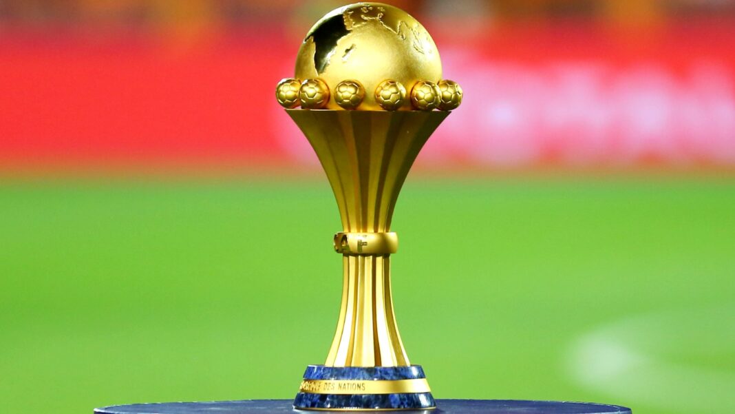 Trophée de la Coupe du Monde 2022 en or brillant sur le terrain.