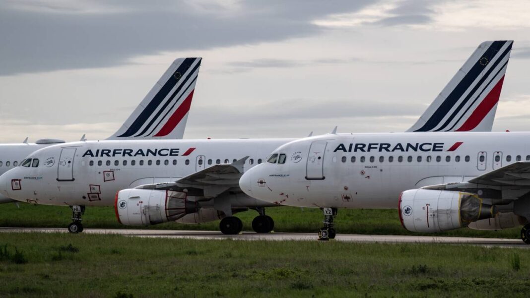 Vols Marseille-Alger : découvrez les prix intéressants chez Air France et Vueling Deux avions Air France alignés sur le tarmac sous un ciel nuageux.