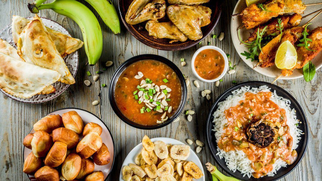 Cuisine marocaine après le Ramadan Repas traditionnel marocain avec couscous, tajine et pâtisseries.