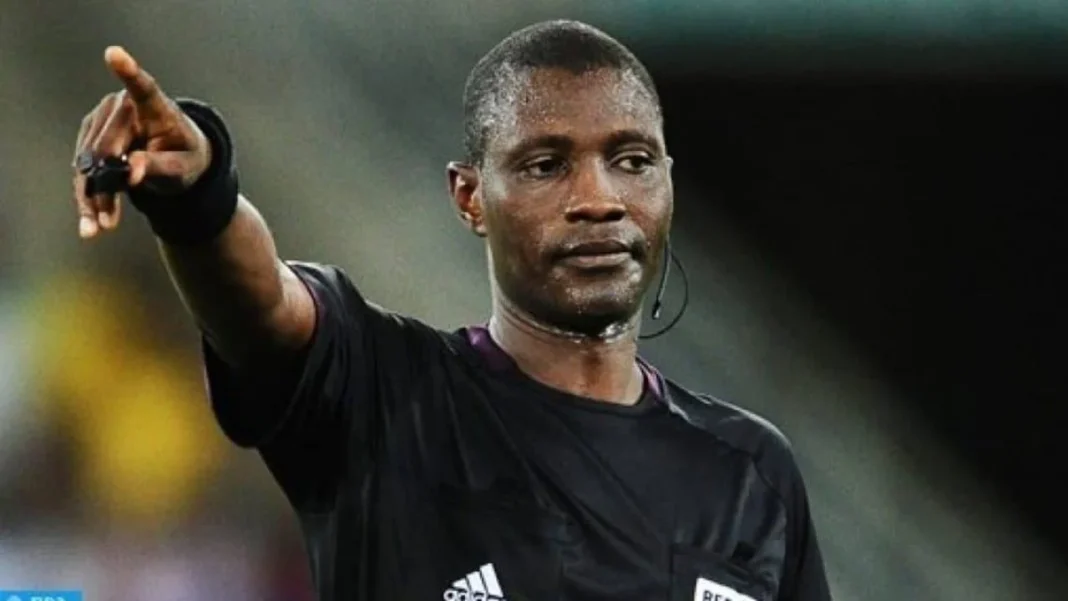 Les six arbitres africains retenus pour la Coupe du monde 2022 Arbitre africain lors de la Coupe du Monde 2022, pointant du doigt.