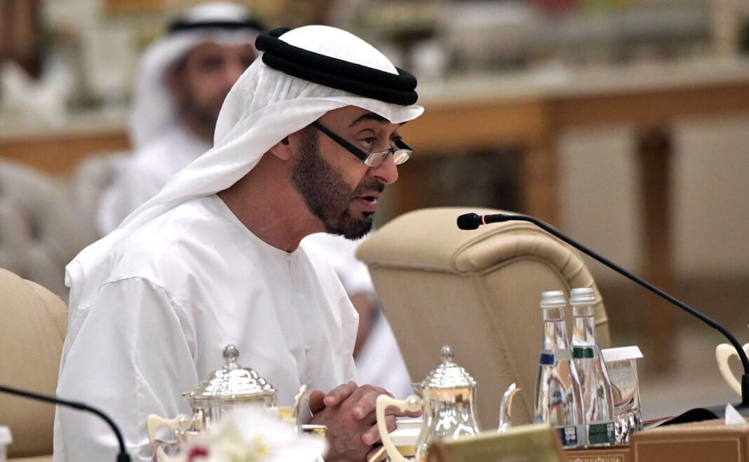 Mohammed ben Zayed nouveau Président de l’Emirats Arabes Unis Mohammed ben Zayed en réunion, portant une robe traditionnelle et des lunettes.