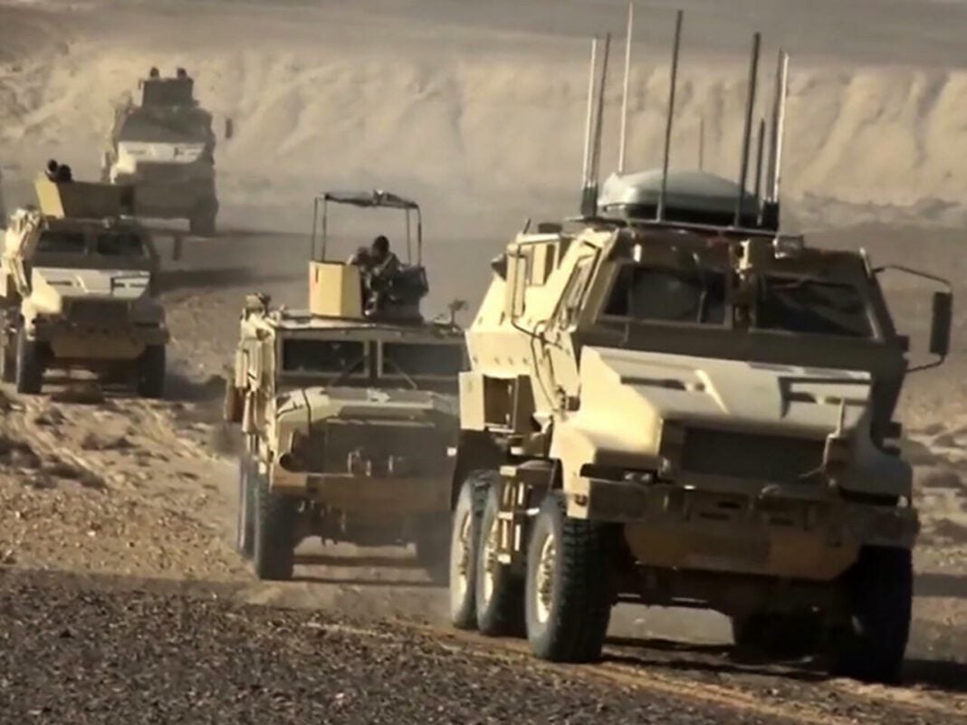 Qui a attaqué les routiers algériens au Mali ? Véhicules militaires en déplacement dans un désert aride.