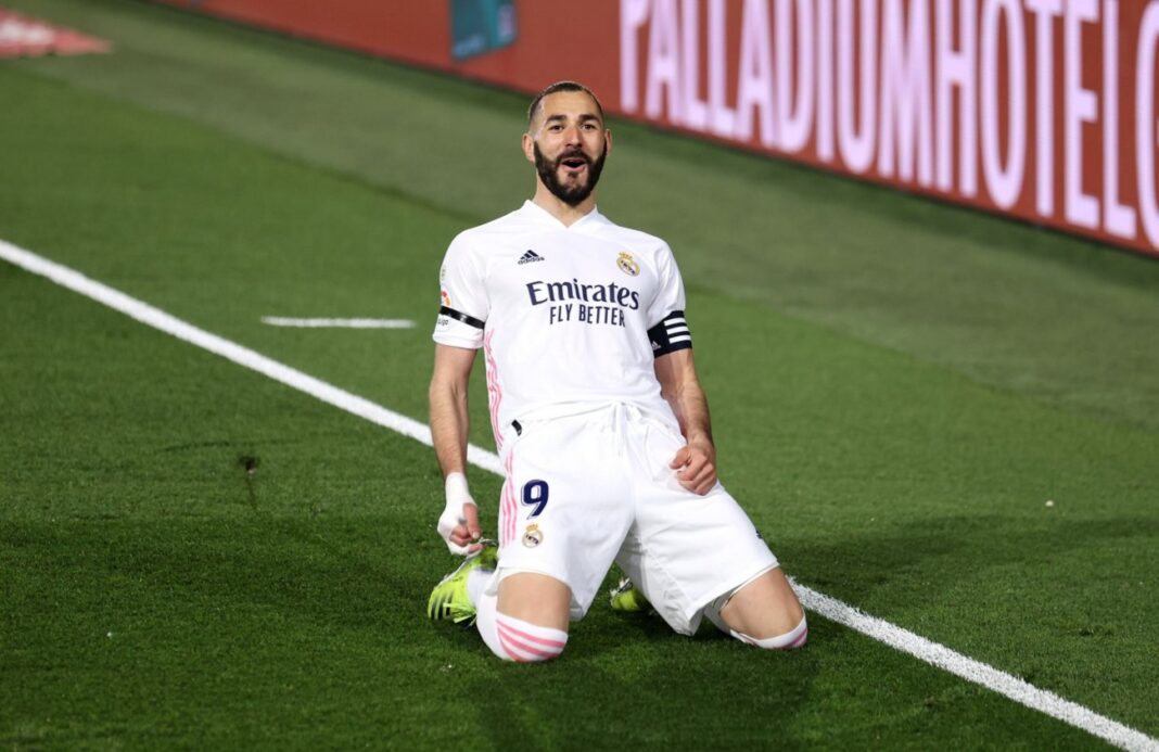 Benzema en course pour le trophée UEFA 2022: Découvrez la liste des nominés Karim Benzema en célébration sur le terrain du Real Madrid.