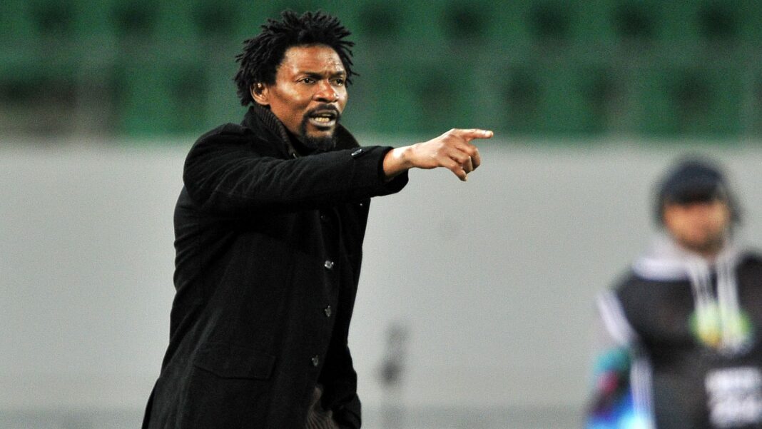 Algérie Cameroun « les camerounais ne nous pardonneraient pas une élimination. Du coup, nous avons…», Rigobert Song Entraîneur Rigobert Song donnant des instructions sur le terrain.