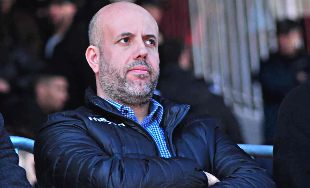 Les révélations de Cherif Mellal Homme sérieux avec barbe, portant une veste noire, lors d'un événement public.