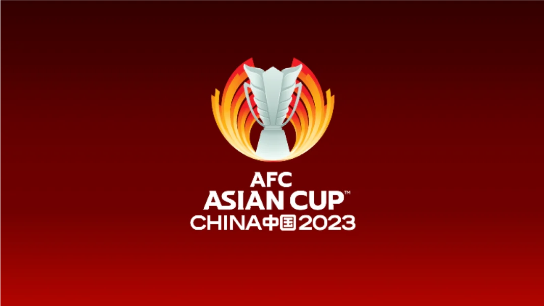 Trophée de la Coupe d'Asie 2023 en Chine Trophée de la Coupe d'Asie 2023 avec logo AFC sur fond rouge.