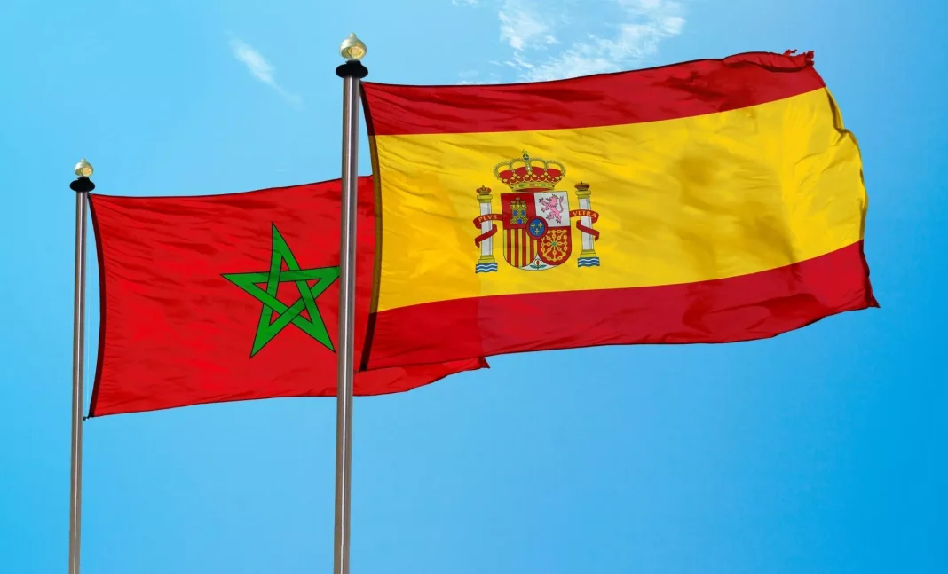 Vers une grosse crise entre l’Espagne et le Maroc Drapeaux du Maroc et de l'Espagne flottant dans le ciel bleu.