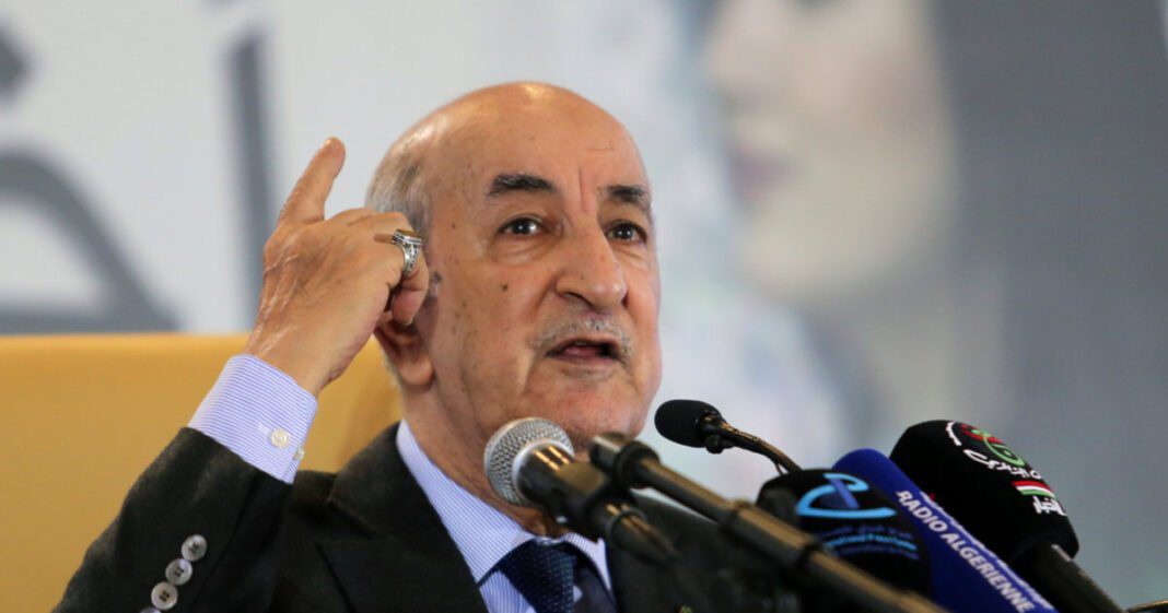 Tebboune lors d'une conférence, dénonçant le passé colonial.
