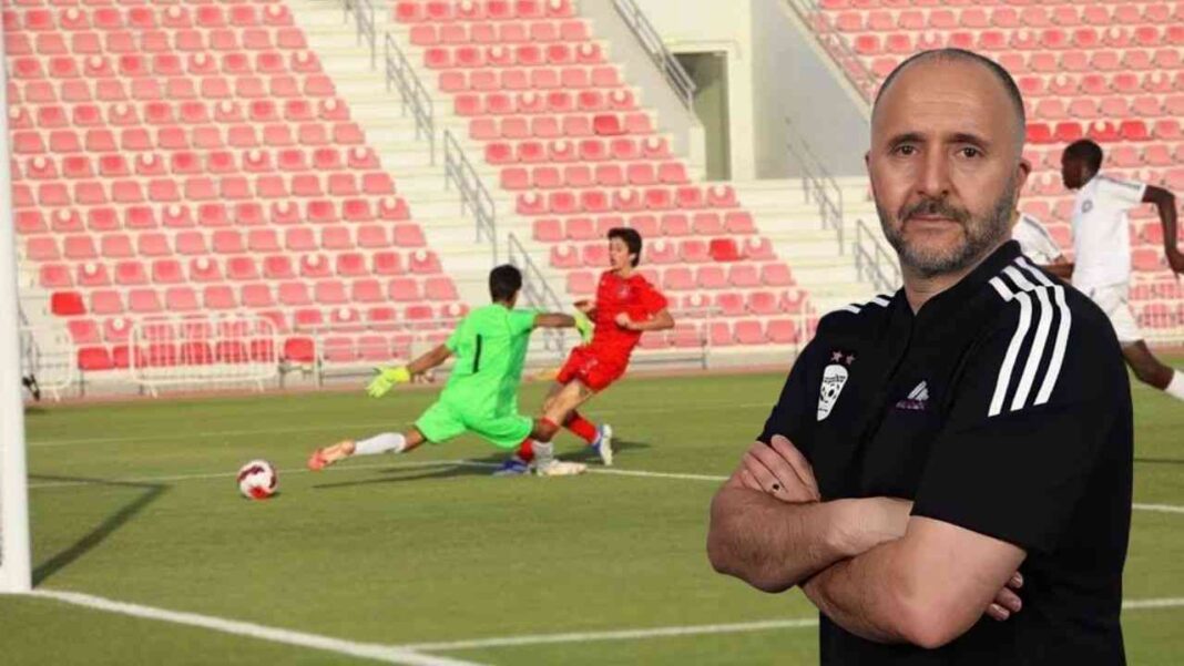 Le fils de Belmadi réalise un triplé avec son club Entraîneur de football observant un match sur le terrain.