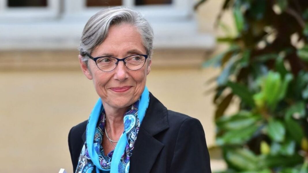 France : Carrière et origine de la nouvelle Première ministre Élisabeth Borne Portrait d'Élisabeth Borne, la nouvelle Première ministre française.
