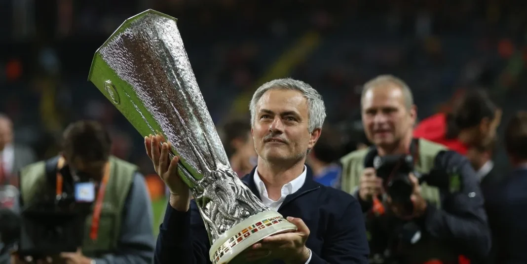 Ligue Europa : José Mourinho offre à l’AS Roma sa première finale après 31ans et son 1er trophée européen (Vidéo) José Mourinho tenant la coupe de la Ligue Europa après la victoire de l'AS Roma.