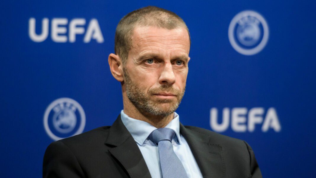 Le président de l’UEFA Aleksander Ceferin se mouille en déclarant Benzema Ballon d’Or Aleksander Ceferin, président de l'UEFA, lors d'une déclaration officielle.