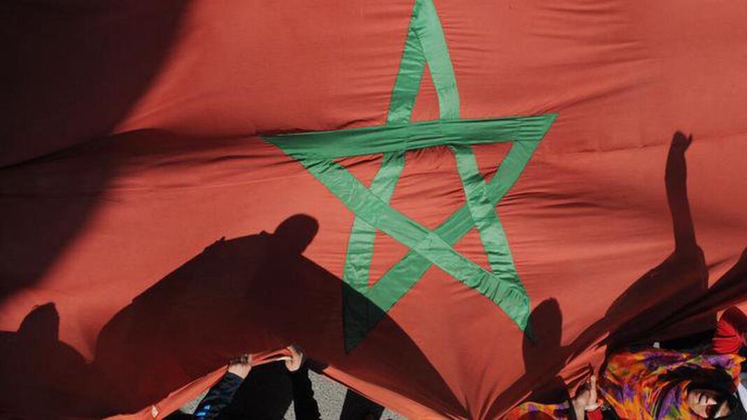 Grosse panique au nord du Maroc suite à un tremblement de terre Drapeau du Maroc avec étoile verte sur fond rouge.